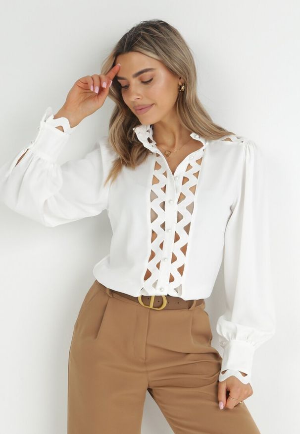 Born2be - Biała Koszula ze Stójką i Koronkowymi Wstawkami Calsih. Typ kołnierza: kołnierzyk stójkowy. Kolor: biały. Materiał: koronka. Długość rękawa: długi rękaw. Długość: długie