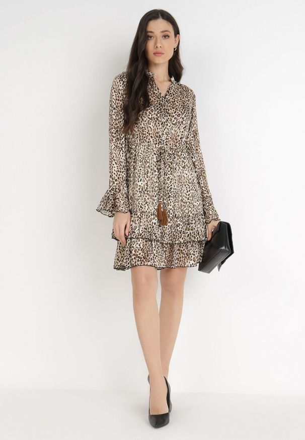 Born2be - Beżowa Sukienka Chrysastis. Typ kołnierza: kołnierz z falbankami. Kolor: beżowy. Wzór: motyw zwierzęcy, nadruk, aplikacja. Długość: mini