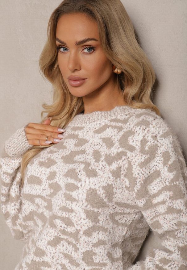 Renee - Ciemnobeżowy Klasyczny Sweter z Wełną w Kolorowy Wzór w Panterkę Zinovella. Kolor: beżowy. Materiał: wełna. Wzór: kolorowy, motyw zwierzęcy. Sezon: zima. Styl: klasyczny