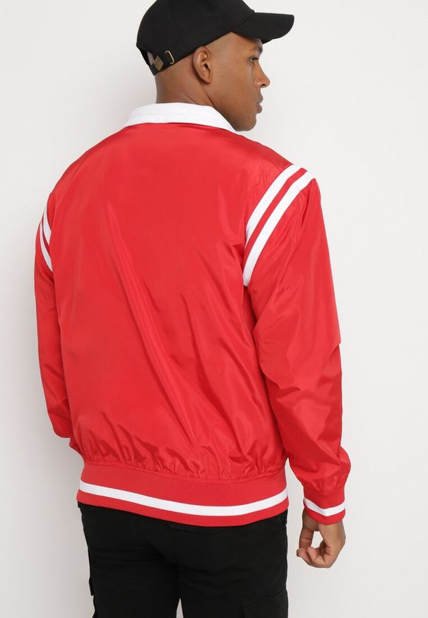 Born2be - Czerwona Kurtka Bomberka z Gumką w Pasie Ozdobiona Paskami Nevetas. Kolor: czerwony. Materiał: bawełna. Długość rękawa: długi rękaw. Długość: długie. Wzór: aplikacja. Styl: sportowy