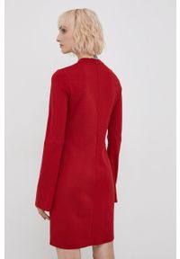 Superdry Sukienka kolor czerwony mini dopasowana. Kolor: czerwony. Materiał: tkanina. Długość rękawa: długi rękaw. Typ sukienki: dopasowane. Długość: mini