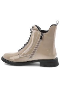 Beżowe Botki S.Barski Lakierowane Modne Buty Damskie. Kolor: beżowy. Materiał: lakier. Wzór: aplikacja. Sezon: zima, jesień. Styl: elegancki