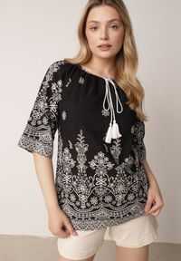 Born2be - Czarna Bluzka z Wiskozy z Kwiatowym Wzorem Wiązaniem i Frędzlami Hawnalue. Okazja: na co dzień, do pracy, na spacer. Kolor: czarny. Materiał: wiskoza. Wzór: kwiaty. Styl: boho, casual, elegancki #3