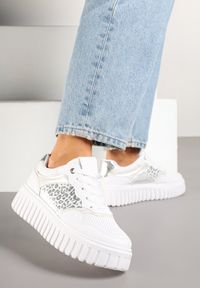 Renee - Białe Sneakersy na Platformie z Tłoczeniami Zdobione Panterkowym Printem Herraza. Kolor: biały. Materiał: jeans. Wzór: aplikacja, nadruk. Obcas: na platformie #4