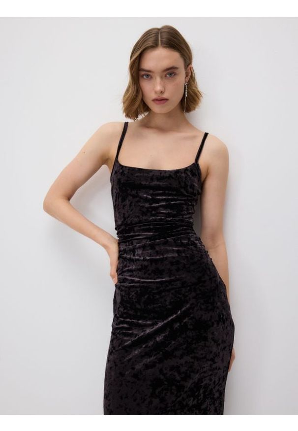 Reserved - Welurowa sukienka midi - ciemnobrązowy. Kolor: brązowy. Materiał: welur. Długość: midi