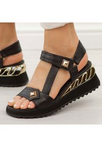 Czarne skórzane sandały damskie na koturnie DiA 3070. Okazja: na co dzień. Zapięcie: rzepy. Kolor: czarny. Materiał: skóra. Sezon: wiosna, lato. Obcas: na koturnie. Styl: casual, elegancki, klasyczny #1