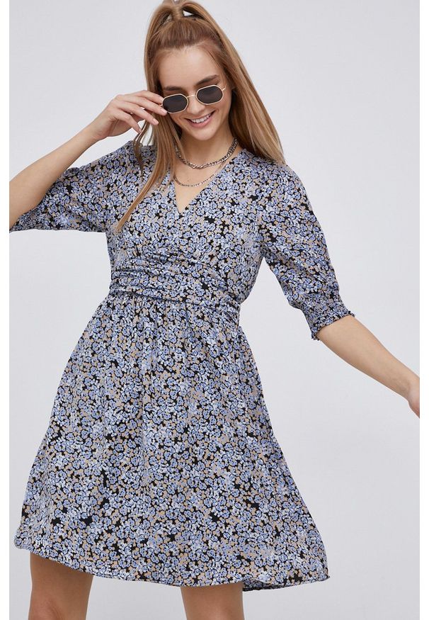 Vero Moda - Sukienka. Kolor: fioletowy. Materiał: tkanina, poliester. Długość rękawa: krótki rękaw. Typ sukienki: rozkloszowane