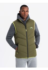 Ombre Clothing - Pikowany bezrękawnik męski z neonowymi akcentami – oliwkowy V5. Typ kołnierza: kołnierzyk stójkowy. Kolor: oliwkowy. Materiał: guma, tkanina, poliester, materiał, syntetyk. Długość rękawa: bez rękawów. Wzór: aplikacja #4