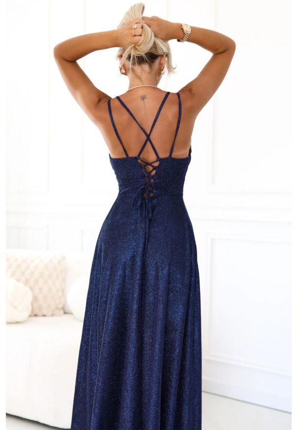 Numoco - Długa sukienka wieczorowa rozkloszowana na ramiączkach granat. Okazja: na ślub cywilny, na imprezę, na wesele, na studniówkę. Typ kołnierza: dekolt gorset. Kolor: czarny. Materiał: tkanina, materiał, elastan. Długość rękawa: na ramiączkach. Typ sukienki: rozkloszowane, gorsetowe. Styl: wizytowy. Długość: maxi