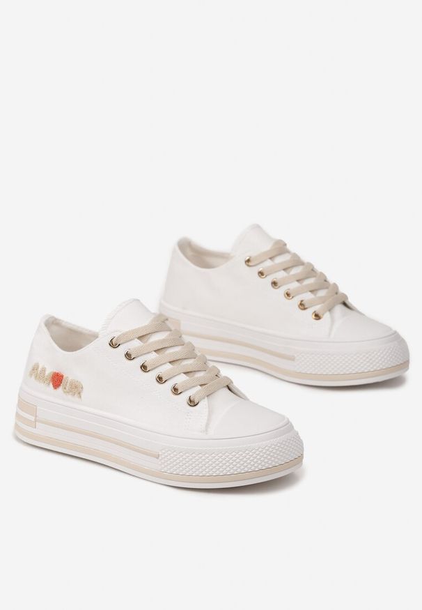 Born2be - Białe Trampki na Grubej Podeszwie Sznurowane z Modną Aplikacją Aienel. Okazja: na co dzień. Kolor: biały. Wzór: aplikacja. Styl: casual, elegancki