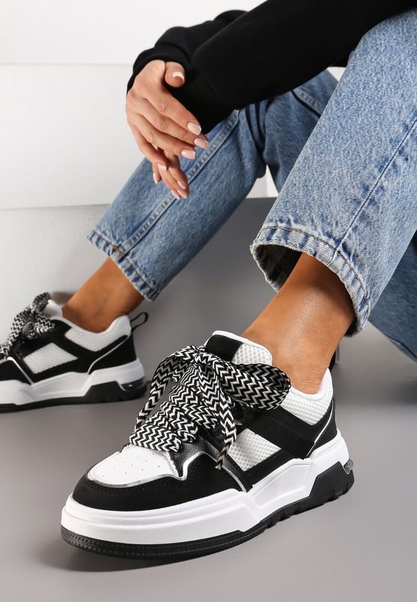 Born2be - Czarne Sneakersy z Szerokim Ozdobnym Sznurowaniem Efenizja. Kolor: czarny
