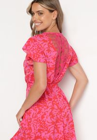 Born2be - Fuksjowa Sukienka z Krótkim Rękawem Ozdobiona Siateczką przy Dekolcie z Materiałowym Paskiem Meada. Kolor: różowy. Materiał: materiał. Długość rękawa: krótki rękaw. Wzór: aplikacja. Typ sukienki: dopasowane. Styl: elegancki #1