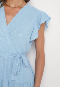 Born2be - Jasnoniebieska Kopertowa Sukienka Ozdobiona Falbanami i Paskiem Liliessa. Okazja: na co dzień. Typ kołnierza: dekolt w kształcie V. Kolor: niebieski. Wzór: aplikacja. Typ sukienki: kopertowe. Styl: klasyczny, casual, elegancki #2