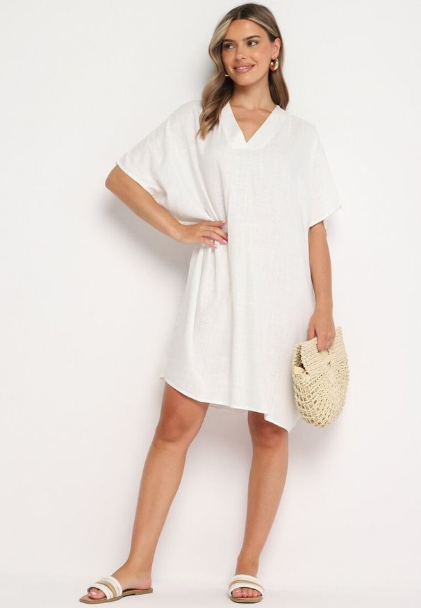 Born2be - Biała Bawełniana Sukienka o Pudełkowym Kroju z Dekoltem w Serek Vikonia. Okazja: na co dzień. Typ kołnierza: dekolt w serek. Kolekcja: plus size. Kolor: biały. Materiał: bawełna. Typ sukienki: proste, dla puszystych. Styl: elegancki, casual, wizytowy