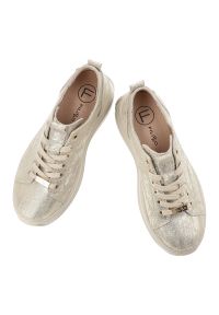 Sneakersy damskie Filippo, cholewka skóra naturalna licowa metaliczna sznurowane niska cholewka masywna podeszwa platforma casua, złote, DP6795/26. Okazja: na co dzień. Wysokość cholewki: przed kostkę. Zapięcie: sznurówki. Kolor: złoty. Materiał: skóra. Szerokość cholewki: normalna. Obcas: na platformie #4