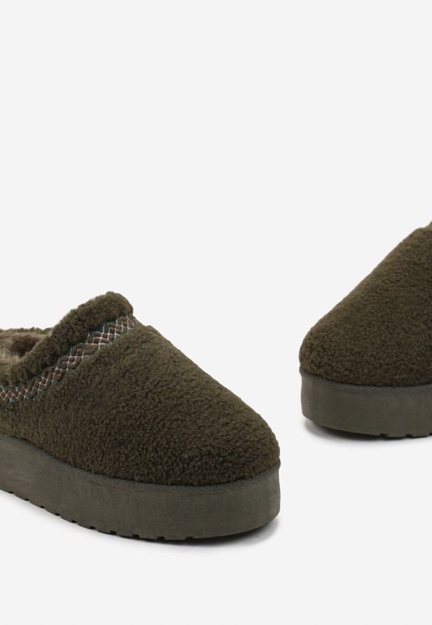 Born2be - Zielone Wsuwane Kapcie na Platformie z Ozdobnym Haftem Olisia. Zapięcie: bez zapięcia. Kolor: zielony. Wzór: haft. Obcas: na platformie. Styl: elegancki