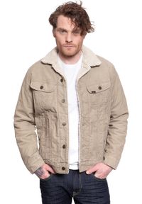 Lee - KURTKA ZIMOWA LEE SHERPA JACKET BEIGE L87AQM97 112122866. Materiał: bawełna, jeans, materiał, sztruks. Wzór: jednolity, kolorowy, nadruk. Sezon: zima. Styl: sportowy, elegancki, klasyczny, vintage