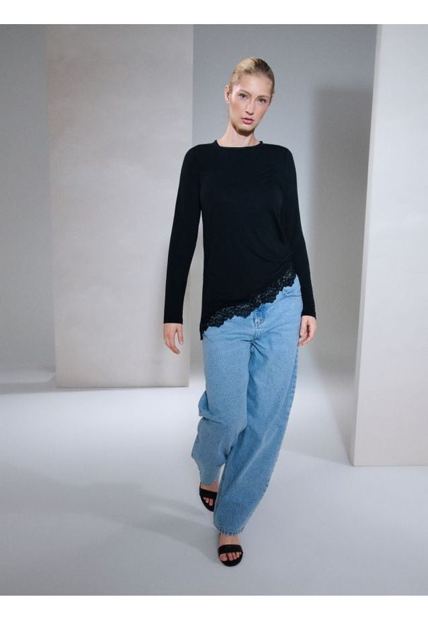 Sinsay - Bluzka z asymetrycznym dołem i koronką - czarny. Kolor: czarny. Materiał: koronka. Wzór: koronka