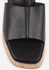 Renee - Czarne Sandały z Klamerką VICES na Koturnie Stylizowanym na Drewniany Lynnoris. Okazja: na imprezę, na co dzień. Zapięcie: pasek. Kolor: czarny. Sezon: lato. Obcas: na koturnie. Styl: boho, casual #5