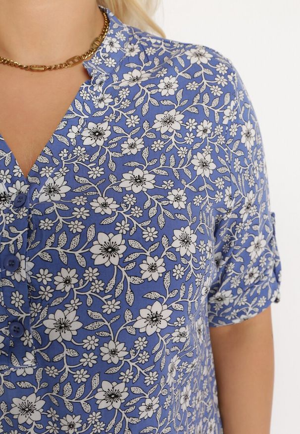 Born2be - Niebieska Bluzka Koszulowa w Kwiaty z Wiskozowej Tkaniny Railen. Kolekcja: plus size. Kolor: niebieski. Materiał: tkanina, wiskoza. Wzór: kwiaty