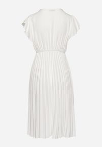 Born2be - Biała Sukienka Rozkloszowana Midi z Plisowanym Dołem Sabara. Okazja: na co dzień. Kolor: biały. Materiał: skóra. Styl: casual. Długość: midi #2