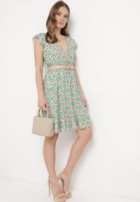 Born2be - Zielona Sukienka Mini z Wiskozy w Mozaikowy Wzór z Gumką w Pasie Lariaa. Okazja: na co dzień. Typ kołnierza: kołnierz z falbankami, dekolt w serek. Kolor: zielony. Materiał: wiskoza. Długość rękawa: na ramiączkach. Typ sukienki: rozkloszowane. Styl: casual, elegancki. Długość: mini #4