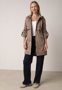 Born2be - Ciemnobeżowa Kurtka w Stylu Parki z Odpinanym Kapturem i Sznurkami Enang. Okazja: na spacer. Kolor: beżowy. Materiał: prążkowany, jeans #6