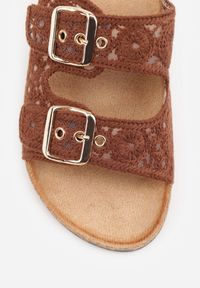 Renee - Brązowe Szydełkowe Klapki z Paskami ze Sprzączkami na Podeszwie z Imitacji Korka Elriess. Okazja: na co dzień. Kolor: brązowy. Materiał: jeans. Wzór: paski, ażurowy. Styl: boho, klasyczny, casual #4