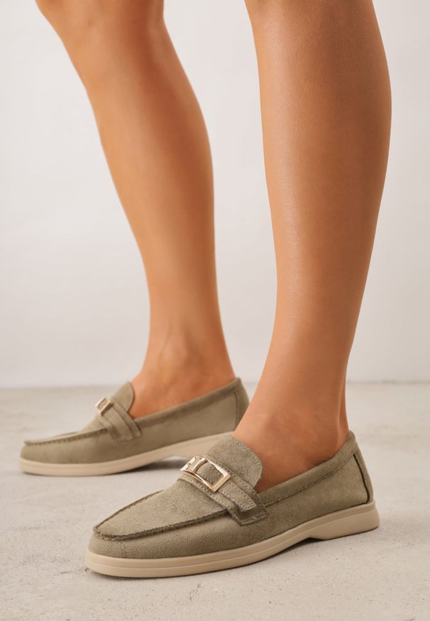 Renee - Zielone Mokasyny Ozdobione Metaliczną Klamrą Murielori. Nosek buta: okrągły. Zapięcie: klamry. Kolor: zielony. Materiał: skóra, zamsz. Wzór: aplikacja. Obcas: na obcasie. Wysokość obcasa: niski