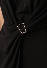Born2be - Czarna Elegancka Sukienka z Marszczeniami i Drapowaniem o Taliowanym Kroju z Metalowym Akcentem Azaervienne. Okazja: do pracy, na co dzień. Kolor: czarny. Typ sukienki: proste. Styl: elegancki. Długość: maxi #7