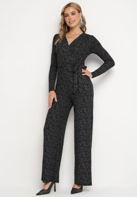 Born2be - Czarny Kombinezon z Wiskozą o Kopertowym Kroju z Paskiem Zdobiony Metaliczną Nicią Loradi. Okazja: na co dzień. Kolor: czarny. Materiał: wiskoza. Długość rękawa: długi rękaw. Długość: długie. Wzór: aplikacja. Styl: casual, elegancki #1
