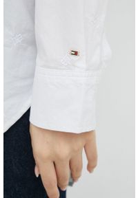 TOMMY HILFIGER - Tommy Hilfiger koszula bawełniana damska kolor biały relaxed z kołnierzykiem klasycznym. Typ kołnierza: kołnierzyk klasyczny. Kolor: biały. Materiał: bawełna. Wzór: haft. Styl: klasyczny #5