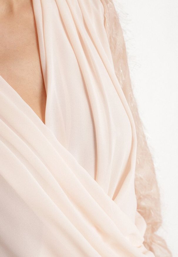 Born2be - Beżowa Bluzka z Kopertowym Dekoltem i Metaliczną Nicią Friliene. Kolor: beżowy. Styl: elegancki