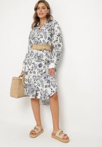 Born2be - Niebieska Wiskozowa Sukienka Koszulowa w Kwiaty Varvesa. Okazja: na co dzień. Typ kołnierza: kołnierzyk klasyczny. Kolor: niebieski. Materiał: wiskoza. Długość rękawa: długi rękaw. Wzór: kwiaty. Typ sukienki: koszulowe. Styl: klasyczny, casual, elegancki #1