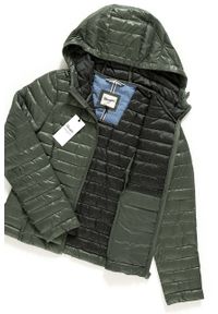 Wrangler - DAMSKA KURTKA PRZEJŚCIOWA WRANGLER PUFFER JACKET VETIVER GREEN W4112Y4T7. Kolor: zielony