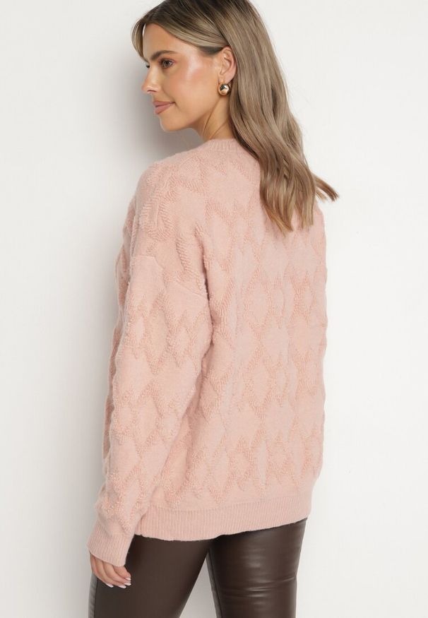 Born2be - Różowy Sweter o Luźnym Kroju i Wzorzystym Splocie ze Ściągaczami Elondrae. Okazja: na co dzień. Kolor: różowy. Materiał: bawełna, jeans. Długość rękawa: długi rękaw. Długość: długie. Wzór: ze splotem. Styl: elegancki, casual