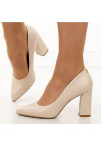 Cieliste czółenka damskie na słupku Sergio Leone Pb216. Okazja: na wesele, na spotkanie biznesowe, na ślub cywilny. Materiał: skóra. Szerokość cholewki: normalna. Sezon: wiosna, jesień. Obcas: na słupku. Styl: elegancki, klasyczny, biznesowy #1