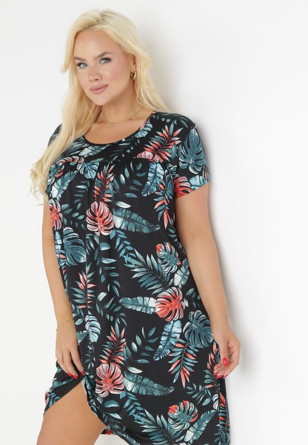 Born2be - Czarna Trapezowa Sukienka Midi z Krótkimi Rękawami w Kwiaty Alyana. Kolor: czarny. Długość rękawa: krótki rękaw. Wzór: kwiaty. Typ sukienki: trapezowe. Długość: midi