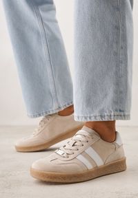 Renee - Beżowe Skórzane Sneakersy Typu Tenisówki Ozdobione Paskami Brethanthei. Okazja: na co dzień. Zapięcie: pasek. Kolor: beżowy. Materiał: skóra. Wzór: aplikacja #4