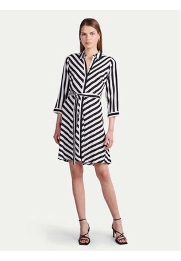 YAS Sukienka koszulowa Savanna 26030247 Czarny Loose Fit. Kolor: czarny. Materiał: wiskoza. Typ sukienki: koszulowe