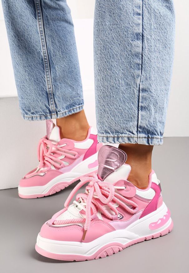 Renee - Różowe Sneakersy Ozdobione Kolorowymi i Metalicznymi Wstawkami na Grubej Podeszwie Oplevia. Kolor: różowy. Wzór: aplikacja, kolorowy