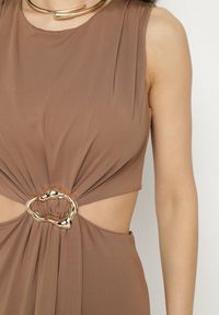 Born2be - Brązowa Sukienka z Wiskozą Ozdobiona Wycięciami i Metalową Aplikacją Odivaria. Kolor: brązowy. Materiał: wiskoza. Wzór: aplikacja. Styl: klasyczny #6