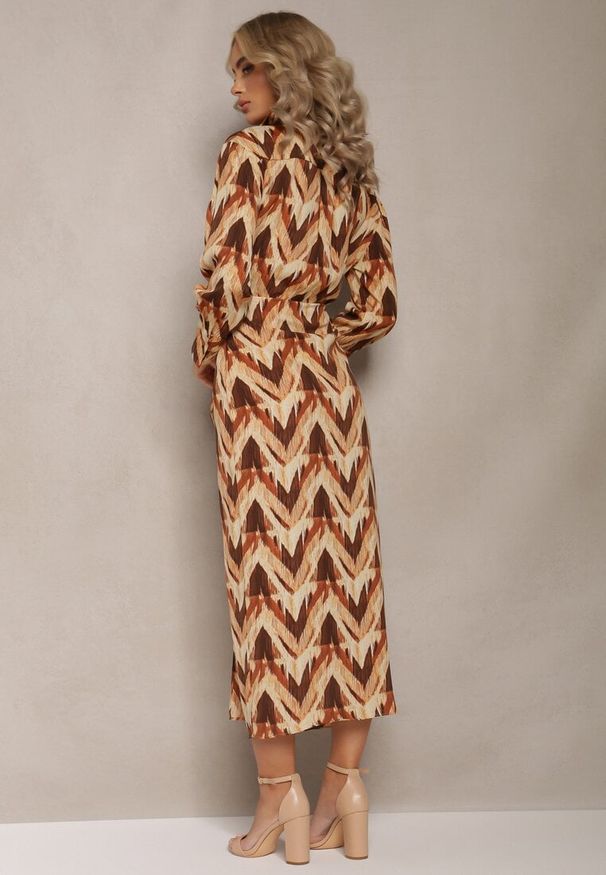 Renee - Beżowo-Brązowa Sukienka Kopertowa w Geometryczny Wzór Elavelle. Okazja: na co dzień, na imprezę. Kolor: beżowy. Materiał: materiał. Długość rękawa: długi rękaw. Wzór: geometria. Typ sukienki: kopertowe. Styl: klasyczny, casual