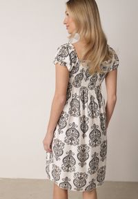 Born2be - Czarna Wiskozowa Sukienka Hiszpanka w Etniczny Wzór Hywen. Okazja: na co dzień. Typ kołnierza: dekolt hiszpanka. Kolor: czarny. Materiał: wiskoza. Wzór: paisley. Sezon: lato. Typ sukienki: rozkloszowane, proste. Styl: casual, klasyczny #2