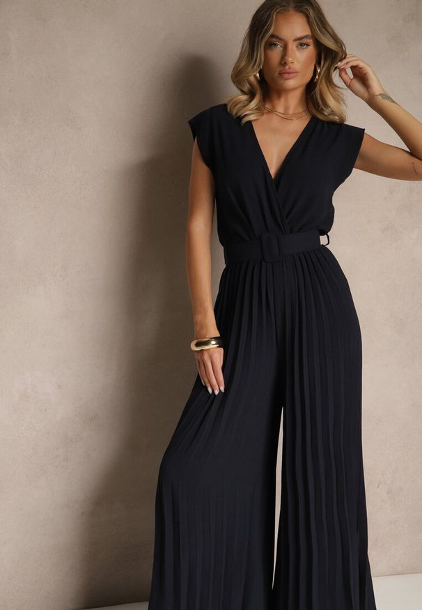 Renee - Granatowy Kopertowy Kombinezon Wide Leg Zdobiony Plisami i Paskiem z Klamrą Salirella. Okazja: na wesele, na ślub cywilny. Kolor: niebieski. Wzór: aplikacja. Styl: elegancki