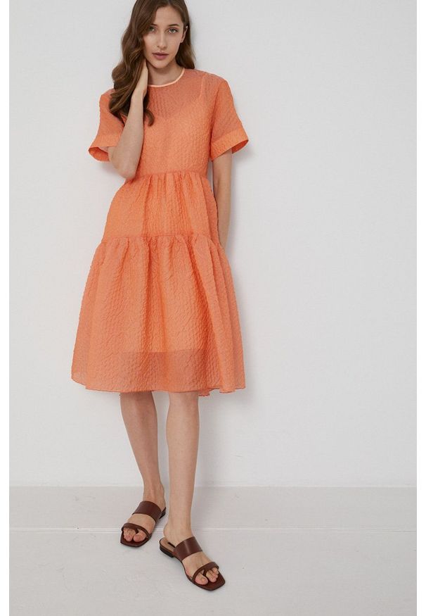 Victoria Victoria Beckham - Sukienka. Kolor: pomarańczowy. Materiał: tkanina. Długość rękawa: krótki rękaw. Typ sukienki: rozkloszowane