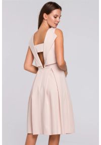 Sukienki.shop - Elegancka rozkloszowana sukienka z dekoltem na plecach beż. Okazja: do pracy. Kolor: beżowy. Styl: elegancki. Długość: midi #2