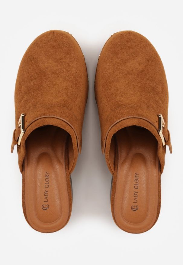 Renee - Brązowe Klapki Chodaki na Słupku z Cholewką z Nitami i Paskiem z Klamerką Jinnor. Kolor: brązowy. Materiał: zamsz. Wzór: ażurowy, haft. Sezon: lato. Obcas: na słupku. Styl: boho, rockowy. Wysokość obcasa: średni