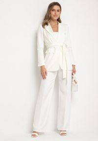 Born2be - Biała Marynarka Jednorzędowa z Wiązanym Paskiem Isabelline. Kolor: biały. Styl: elegancki #3