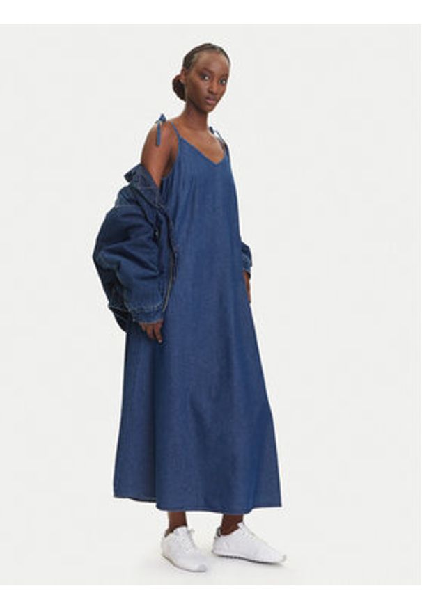 Pieces Sukienka jeansowa Tenim 17157940 Granatowy Loose Fit. Kolor: niebieski. Materiał: bawełna